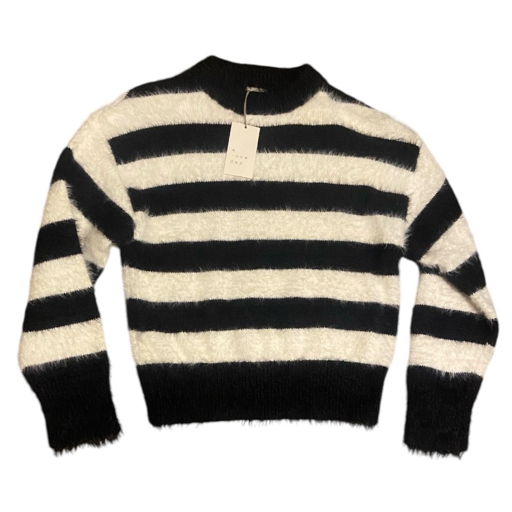NWT Size XS Woman’s top Long Sleeve Sweater. Feels so warm and cozy. Soft! - Picture 3 of 5